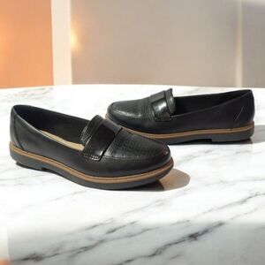 NWOB Clarks Raisie Arlie Black Loafers Vamp Strap and Croc Detail, Women’s Sz 9M